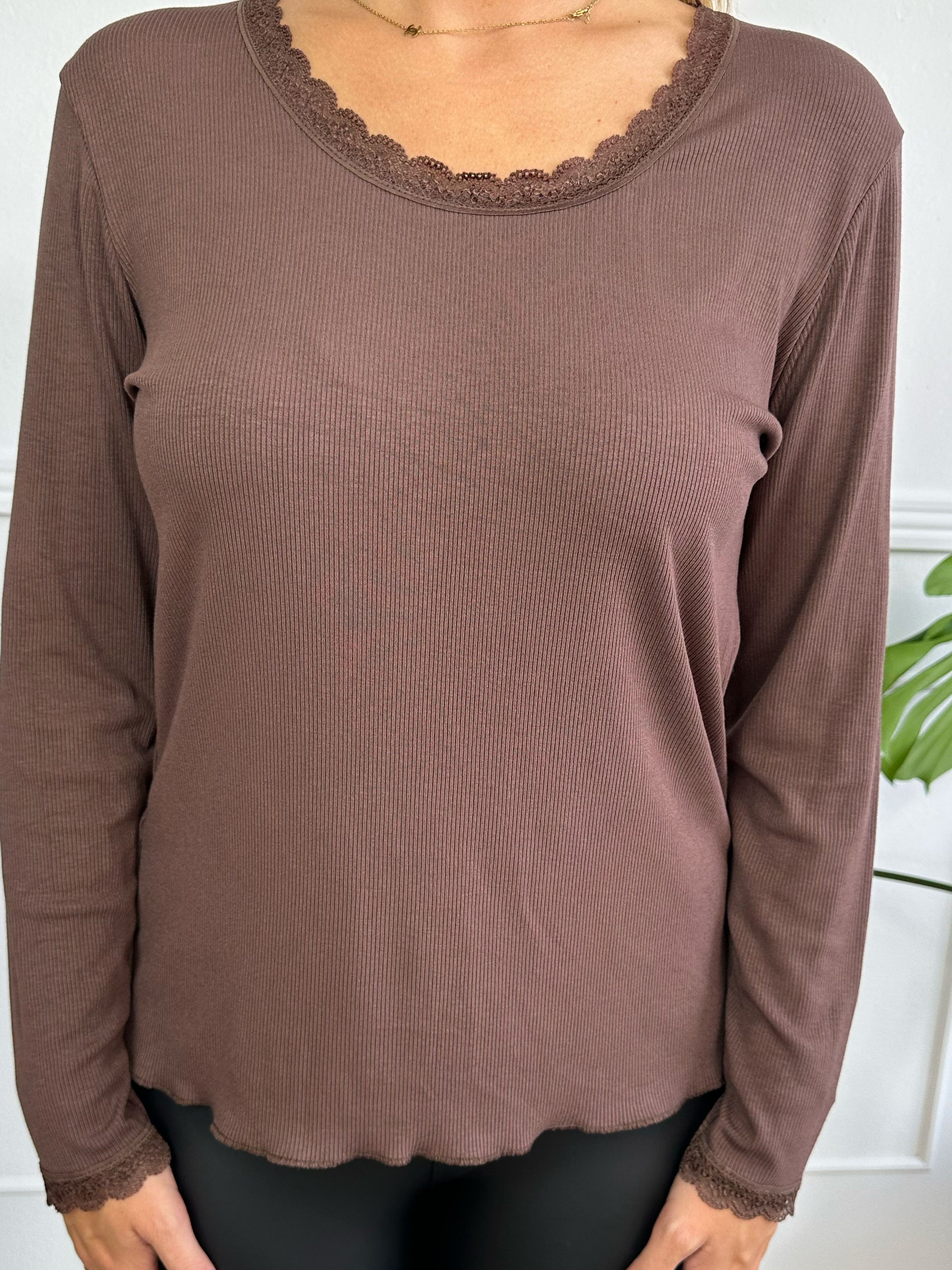 Ibina Long Sleeve - Sød bluse med rib og blondekanter